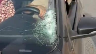مستوطنون يهاجمون مركبات المواطنين على طريق المعرجات
