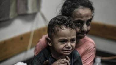 طبيبة أمريكية من غزة: أطفال مشوهون يصرخون جوعًا… وإسرائيل تتغذى على أنقاضهم