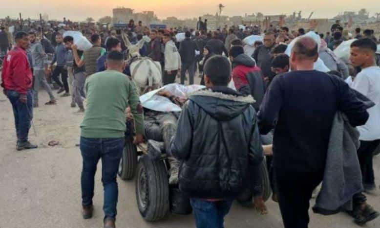 ثلاثة شهداء بينهم اثنان من منتظري المساعدات شمال ووسط قطاع غزة
