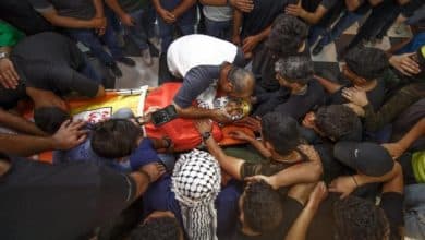 مستوطنون يطلقون الرصاص الحي صوب مشيعي الشهيد النعسان في المغير