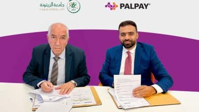 وقعت شركة PALPAY لأنظمة الدفع المسبق إحدى شركات مجموعة بنك فلسطين وجامعة الزيتونة للعلوم والتكنولوجيا اتفاقية شراكة استراتيجية لتزويد الجامعة بأحدث حلول وخدمات التحولّ الرقمي. ووقع الاتفاقية كلاً من الأستاذ الدكتور داوود الزعتري رئيس جامعة الزيتونة للعلوم والتكنولوجيا والسيد ثائر حمايل مدير عام شركة PALPAY،و بحضور الأستاذ موسى جعبة رئيس مجلس إدارة الجامعة، الدكتور سامر عطية مدير الشؤون الإدارية والمالية، السيد معاوية القواسمي مدير إدارة أعمال الشركات والمشاريع في البنك الإسلامي العربي، إياد عصفور مدير فرع رام الله في البنك الإسلامي العربي و طاقم إداري من موظفي شركة PALPAY، وذلك في مقر إدارة الشركة، يوم الثلاثاء الموافق 16/9/2025. وتأتي هذه الاتفاقية في إطار جهود "PALPAY" الرامية إلى توسيع نطاق الشمول المالي وتقديم حلول دفع رقمية مبتكرة ومتطورة، مع إبراز الدور الحيوي للتكنولوجيا المالية كأداة داعمة لتطوير بيئة الأعمال وتحسين كفاءتها. كما تعكس التزام الشركة بتوسيع نطاق خدماتها لتشمل مختلف القطاعات التجارية والخدماتية وغيرها، بما يعزز من قدراتها التنافسية ويدفع باتجاه تسريع التحوّل نحو الاقتصاد الرقمي. وبموجب هذه الاتفاقية ستقوم شركة PALPAY بتقديم خدمات حلول المدفوعات الرقمية، عبر ماكنات POS التابعة للمجموعة، لاستقبال عمليات الدفع من خلال تطبيق محفظتي وبطاقات الفيزا المجانية التابعة للتطبيق، بهدف التسهيل على طلاب الجامعة والعاملين فيها، وخاصة تسديد الأقساط الجامعية، هذا بالإضافة إلى إدارج وتحديث خاصية E-commerce، لشمول كافة المزايا التكنولوجية المتطورة، التي تغنيهم عن النقد. وأعرب الأستاذ الدكتور داوود الزعتري رئيس جامعة الزيتونة للعلوم والتكنولوجيا عن فخره بهذه الشراكة الإستراتيجية قائلاً "في إطار جهودنا المستمرة لتوفير خدمات مبتكرة و إيجاد حلول دفع إالكترونية فعّالة تدعم الطلبة وتسهّل مسيرتهم التعليمية، منحتنا شركة PALPAY ميزة تسديد الأقساط الجامعية عبر أنظمة دفع رقمية مرنة وآمنة." وأضاف الزعتري تأتي هذه الخطوة انسجامًا مع رؤية الجامعة الاستراتيجية الهادفة إلى تقديم تعليم عصري يواكب احتياجات السوق، وتعزيز شراكاتها مع المؤسسات الوطنية الرائدة، وتوفير حلول مبتكرة تخفف الأعباء عن الطلبة وذويهم، بما يعزز مكانة الجامعة كإحدى أبرز الجامعات الفلسطينية الحديثة.