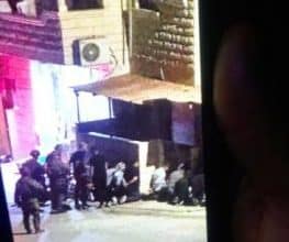 الاحتلال يعتقل ويحتجز العشرات من المواطنين في بلدة بيت امر شمال الخليل