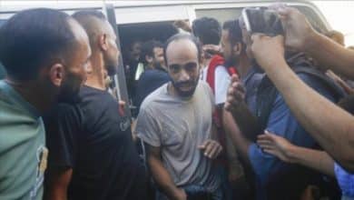 الاحتلال يفرج عن 10 أسرى من غزة بعد اعتقالهم بظروف قاسية