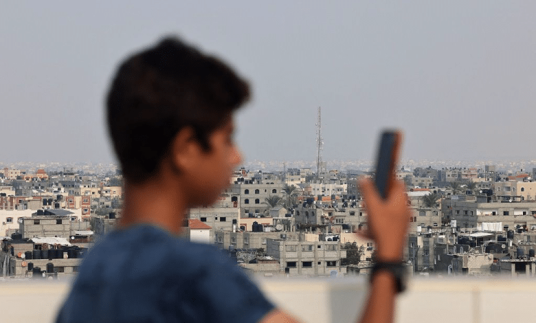 المرصد الأورومتوسطي: انقطاع الاتصالات يعزل 800 ألف فلسطيني في غزة عن العالم الخارجي