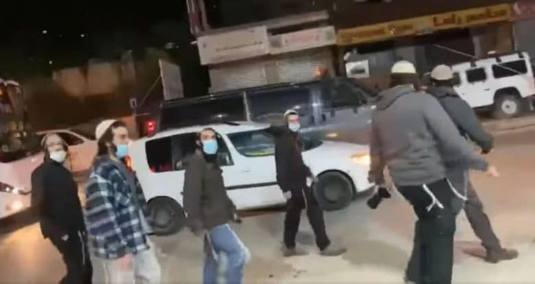 مستوطنون يهاجمون مركبات المواطنين على مفترق زعترة جنوب نابلس