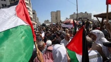 مئات الغزيين يشاركون في "مسيرة أكفان"رفضا لدعوات تهجيرهم من مدينة غزة
