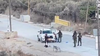 الاحتلال ينكّل بشبان ويحتجز مركبات في اللبن الشرقية