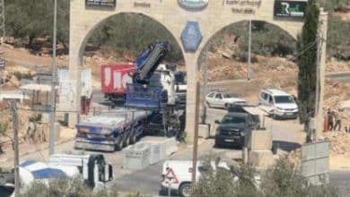 الاحتلال يضع مكعبات اسمنتية على مداخل حارس وديراستيا شمال غرب سلفيت