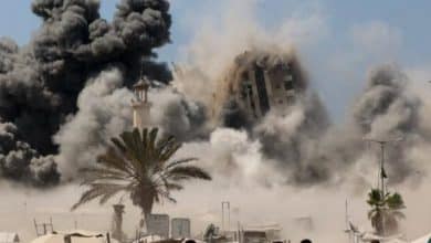 الاحتلال يقصف برج النور جنوب مدينة غزة وينفذ حزاماً نارياً
