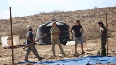 مستوطنون ينصبون خيمة في مسافر يطا