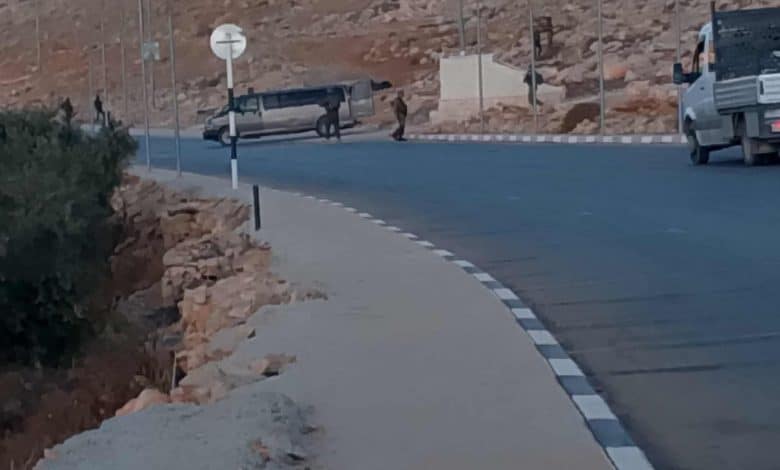 الاحتلال يغلق مدخل المغير شمال شرق رام الله