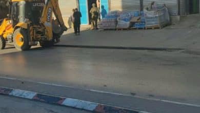الاحتلال يجبر أصحاب المحال التجارية على إغلاق أبوابها في حوارة جنوب نابلس