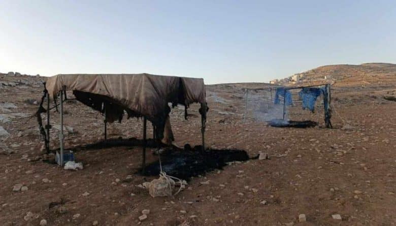 مستوطنون يحرقون 3 خيام في مسافر يطا جنوب الخليل