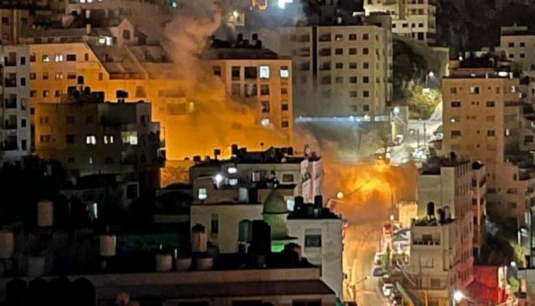 الاحتلال يفجر منزل أسير أحمد الهيموني في الخليل ويوسع اقتحاماته بالضفة