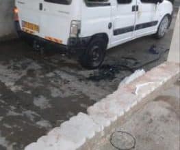 مستوطنون يحرقون مركبة ويحطمون أشجارا بمسافر يطا جنوب الخليل