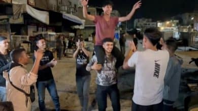 سكان غزة يحتفلون في الشوارع باتفاق وقف إطلاق النار