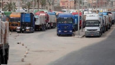بدء عبور شاحنات المساعدات إلى معبر كرم أبو سالم تمهيدا لدخولها قطاع غزة