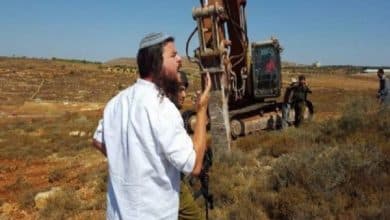 مستوطنون يحرثون مئات الدونمات من الأراضي الزراعية غرب الخليل تمهيدا للاستيلاء عليها