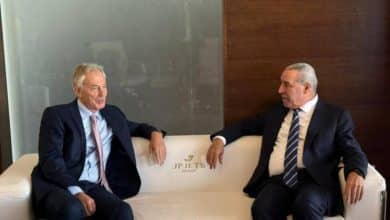 الشيخ يبحث مع بلير سبل إنجاح مبادرة الرئيس ترامب لوقف الحرب