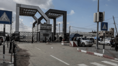 الاحتلال يقرر إغلاق معبر رفح ويقلص دخول المساعدات بحجة جثامين قتلاها بغزة