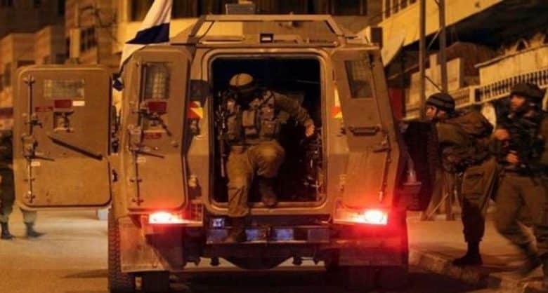الاحتلال يعتقل شابا ويُصيب اثنين شمال رام الله