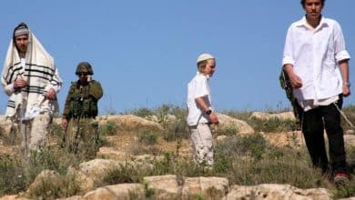 مستعمرون يهاجمون تجمع العراعرة البدوي شمال القدس المحتلة