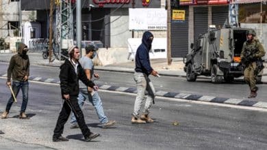 إصابات وتحطيم نوافذ وحرق مركبة في هجوم للمستوطنين على صوريف