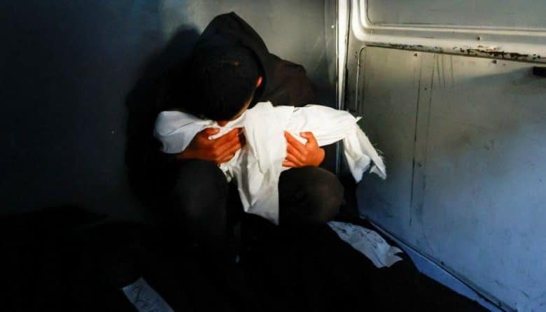 استشهاد طفل إثر انفجار جسم من مخلفات الاحتلال في خان يونس
