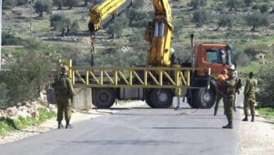 الاحتلال ينصب بوابتين حديديتين جديدتين غرب سلفيت