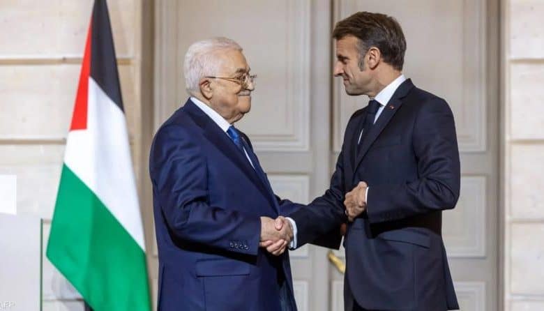ماكرون والرئيس عباس يعلنان تشكيل لجنة لصياغة دستور دولة فلسطين