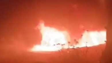 مستوطنون يحرقون "كرفانا" و"بركسا" في مجدل بين فاضل