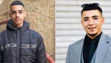 استشهد، فجر اليوم الجمعة، فتيان برصاص قوات الاحتلال الإسرائيلي، في بلدة كفر عقب، شمال القدس المحتلة. وأفادت جمعية الهلال الأحمر ، بأن طواقمها تعاملت مع إصابتين خطيرتين بالرصاص الحي خلال اقتحام قوات الاحتلال، كفر عقب، وجرى نقلهما إلى المستشفى. وفي وقت لاحق، أعلنت وزارة الصحة عن استشهاد الفتيين عمرو خالد أحمد المربوع (١٨ عاماً)، وسامي إبراهيم سامي مشايخ (١٦ عاماً)، متأثرين بإصابتيهما برصاص الاحتلال. وكانت قوات الاحتلال، قد اقتحمت كفر عقب، واعتلت قناصتها اسطح عدة بنايات، وأطلقوا النار على الشبان في البلدة، ما أدى الى استشهاد الفتيين المربوع ومشايخ.