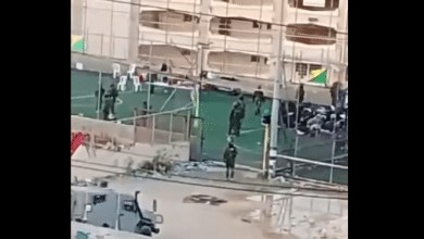 جنود الاحتلال يحتجزون عشرات المواطنين ويخضعونهم لتحقيق ميداني في بيت أمر
