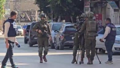 أعاقت قوات الاحتلال الإسرائيلي، اليوم الخميس، عمل الصحفيين واحتجزت اثنين منهم خلال تغطيتهم العدوان المتواصل على محافظة طوباس لليوم الثاني على التوالي. وأفاد عدد من الصحفيين بأن قوات الاحتلال احتجزت الصحفيين شادي جرارعة، ويزن حمايل. كما لاحق جنود الاحتلال الصحفيين خلال عملهم في مدينة طوباس وطالبوهم بالمغادرة. كما أفاد مدير نادي الأسير في طوباس كمال بني عودة بأن هناك 119 حالة احتجاز واعتقال تم توثيقها في محافظة طوباس منذ بداية العدوان أمس وحتى الآن، ومن بينهم أسيرة محررة ووالدتها، كما أفرج الاحتلال عن حوالي 50 منهم، بعد إجراء تحقيق ميداني معهم.