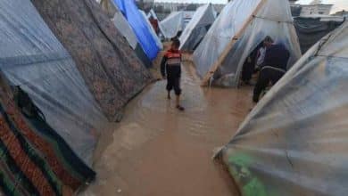غارات للاحتلال جنوبي غزة.. وغزارة الأمطار تفاقم معاناة النازحين