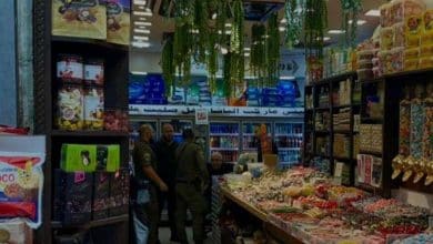 مستوطنان يعتديان على أصحاب المحال التجارية والاحتلال يعتقل أربعة مواطنين في القدس