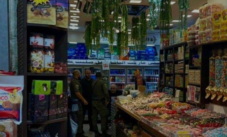 مستوطنان يعتديان على أصحاب المحال التجارية والاحتلال يعتقل أربعة مواطنين في القدس