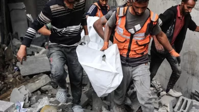 انتشال جثامين 8 شهداء من تحت أنقاض منزل بمخيم المغازي وسط قطاع غزة انتشال جثامين 8 شهداء من تحت أنقاض منزل بمخيم المغازي وسط قطاع غزة