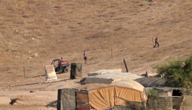 مستوطنون يسيجون مساحات من الأراضي قرب حاجز تياسير في الأغوار الشمالية