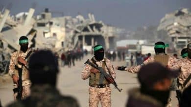 "القسام" يسلم الصليب الأحمر بقايا ومتعلقات عثر عليها شرق غزة