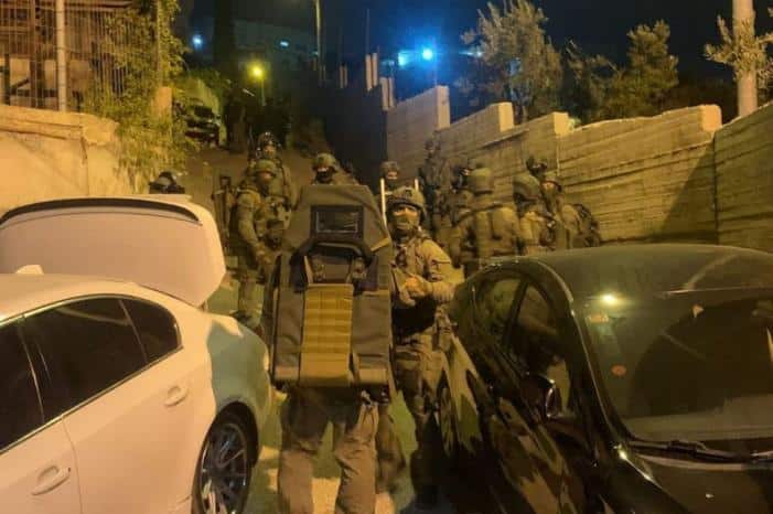 الاحتلال يعتقل شاباً من بلدة الزاوية عقب الاعتداء عليه بالضرب