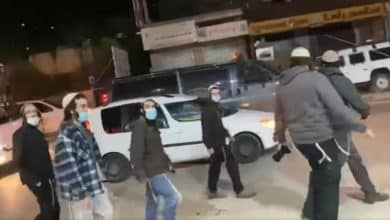 مستوطنون يهاجمون مركبات المواطنين قرب بيتونيا