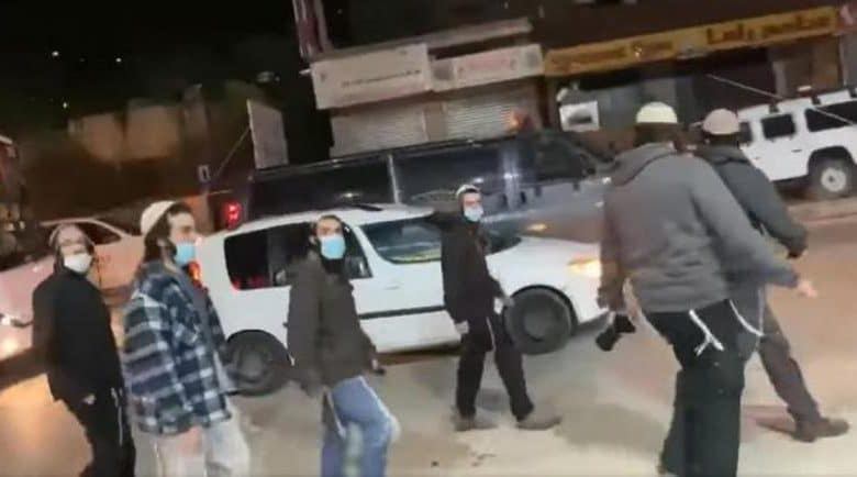 مستوطنون يهاجمون مركبات المواطنين قرب بيتونيا
