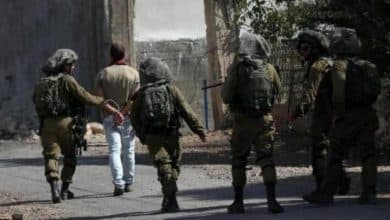 الاحتلال يعتقل 12 شابًا من "تجمع معازي جبع" شمال القدس