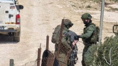 الاحتلال يعتقل مواطنا ويقتحم خيمة التضامن في مسافر يطا