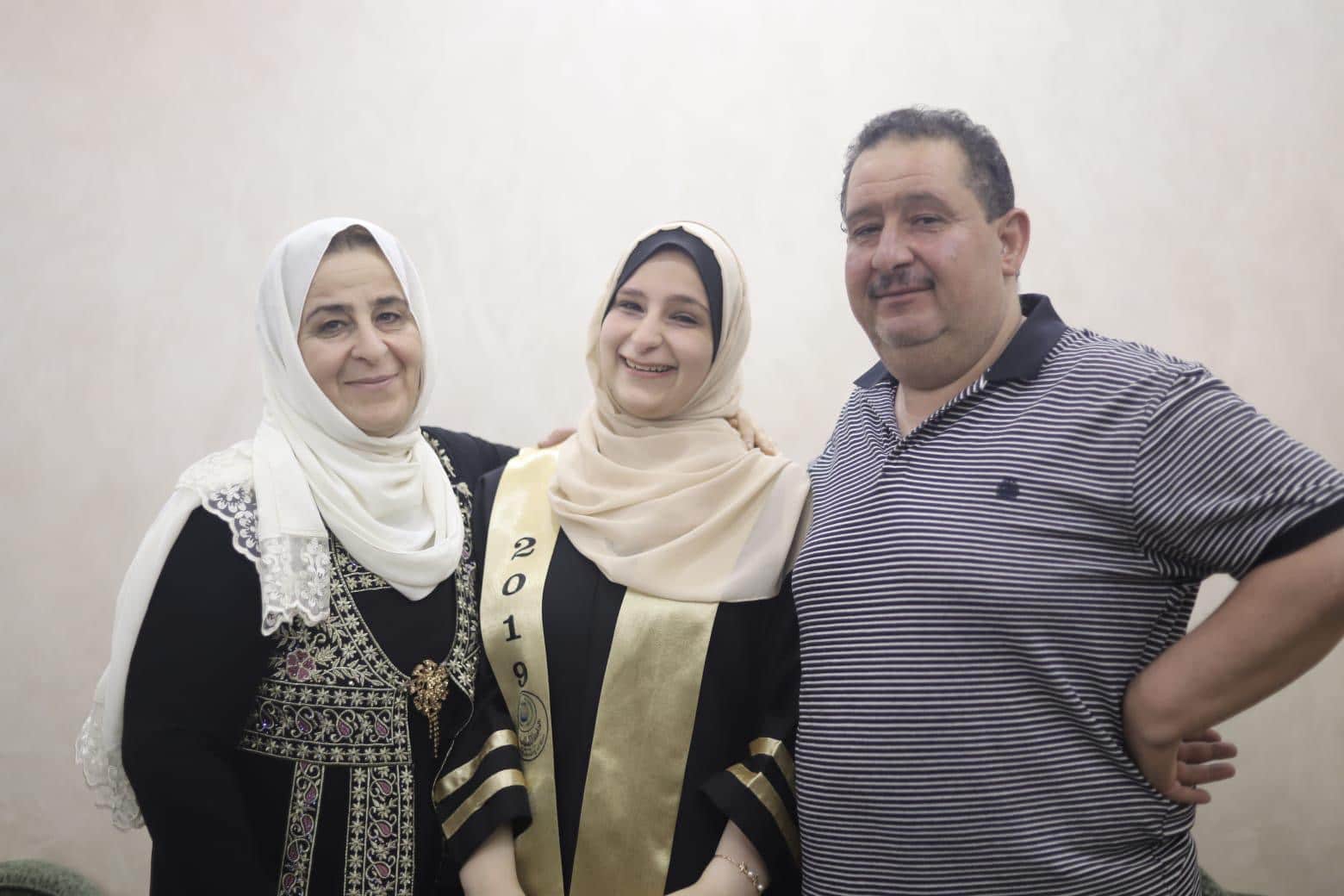 صورة تجمع سعيد بزوجته عفاف وابنتهم هبة.