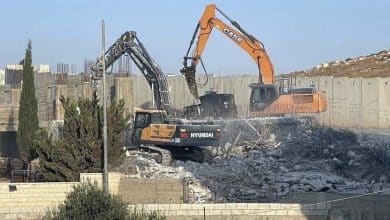 الاحتلال يهدم منزلاً في رافات شمال غرب القدس ويخطر بهدم آخر
