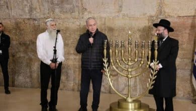 نتنياهو يقتحم البراق والمستوطنون يستبيحون الأقصى