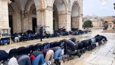 عشرات آلاف المصلين يؤدون صلاة الجمعة في الأقصى