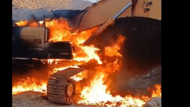 مستوطنون يحرقون "كرفانا" وجرافة ويخطون شعارات عنصرية في كفر مالك